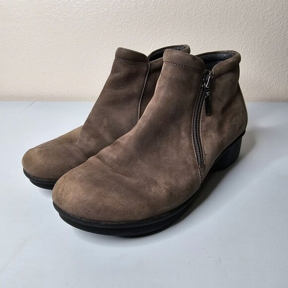 Dansko Size 39 Taupe Brown Lee Nubuck Leather Ankle Boots Zip Up Low Heel - Picture 2 of 9